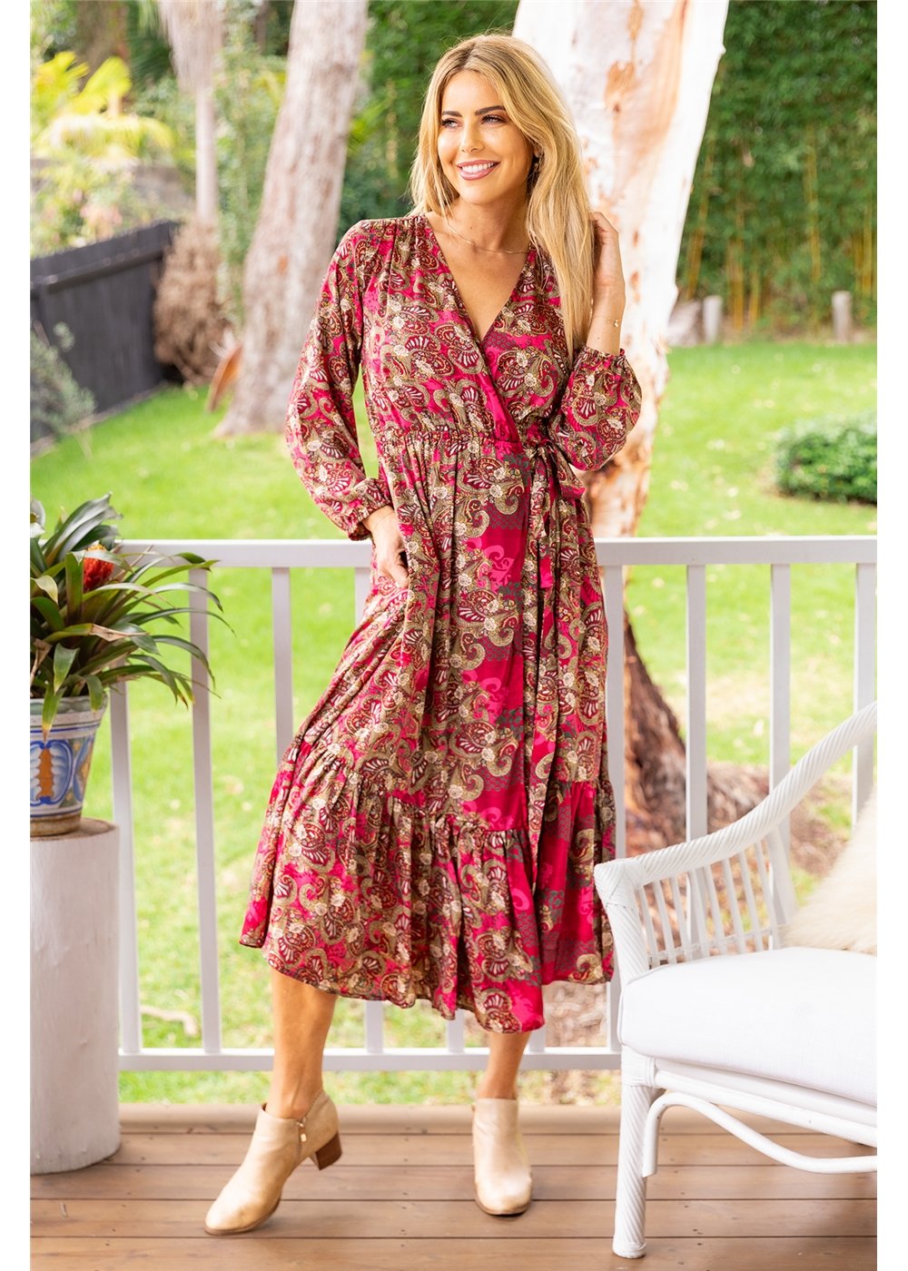 Sofia Frill Wrap Dress
Frill on the hemline, with a bit of elastic through the waist where dress ties to the side.
30% Silk, 70% Poly
Made in India