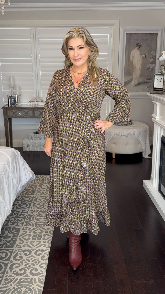 Janis Wrap Dress - Stunning Retro Print
This dress has 3/4 Sleeves.
A lovely frill on the side, this dress is one of our best sellers!
Made in India
Silk Blend Fabric
70% Poly
30% Silk